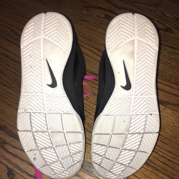 Black and White Girls Used Nike Basketball Shoes - Picture 4 of 4